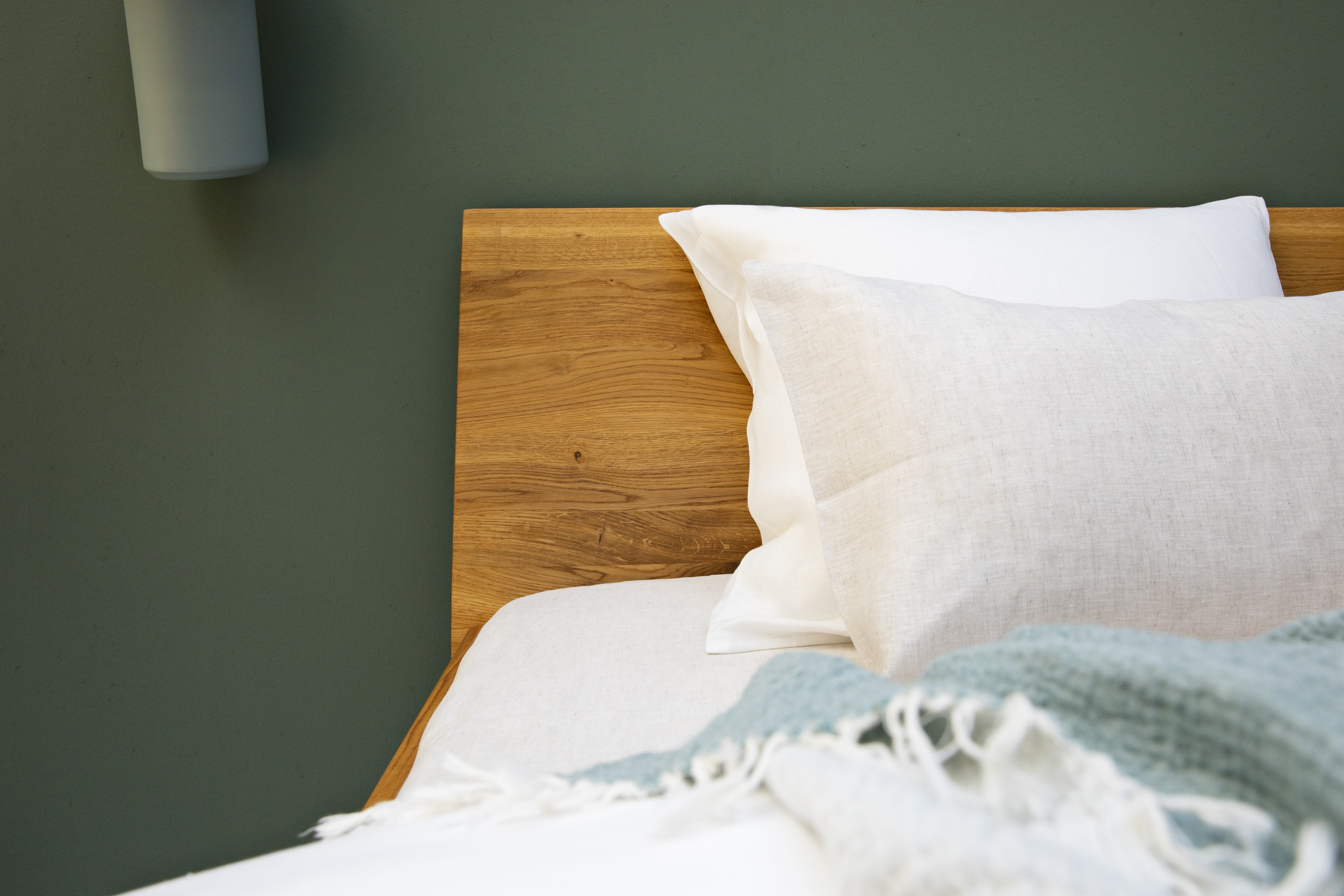 Wit hennep kussensloop op een houten bed
